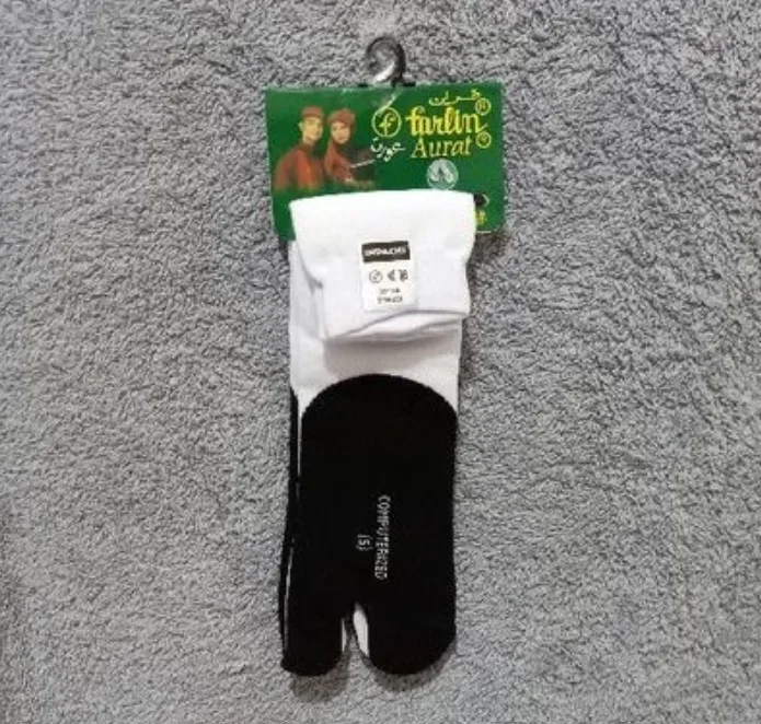 kaos kaki jempol
